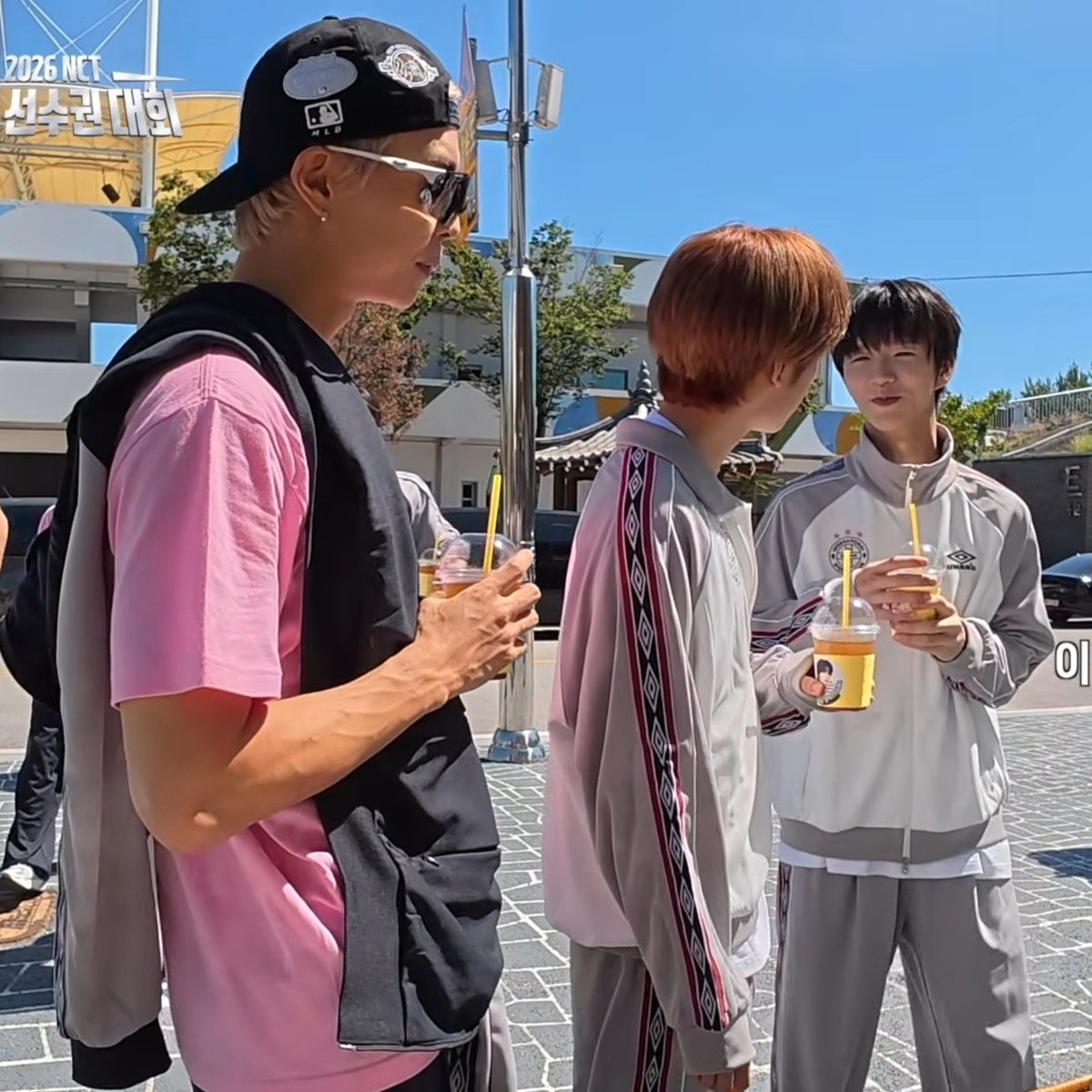 john_suh_29's tweet photo. 쟈니 위둥이들 바라보는 시선은 다정한데 팔뚝은 하나도 안 다정함 🫪 https://t.co/RgmgFc3zdP