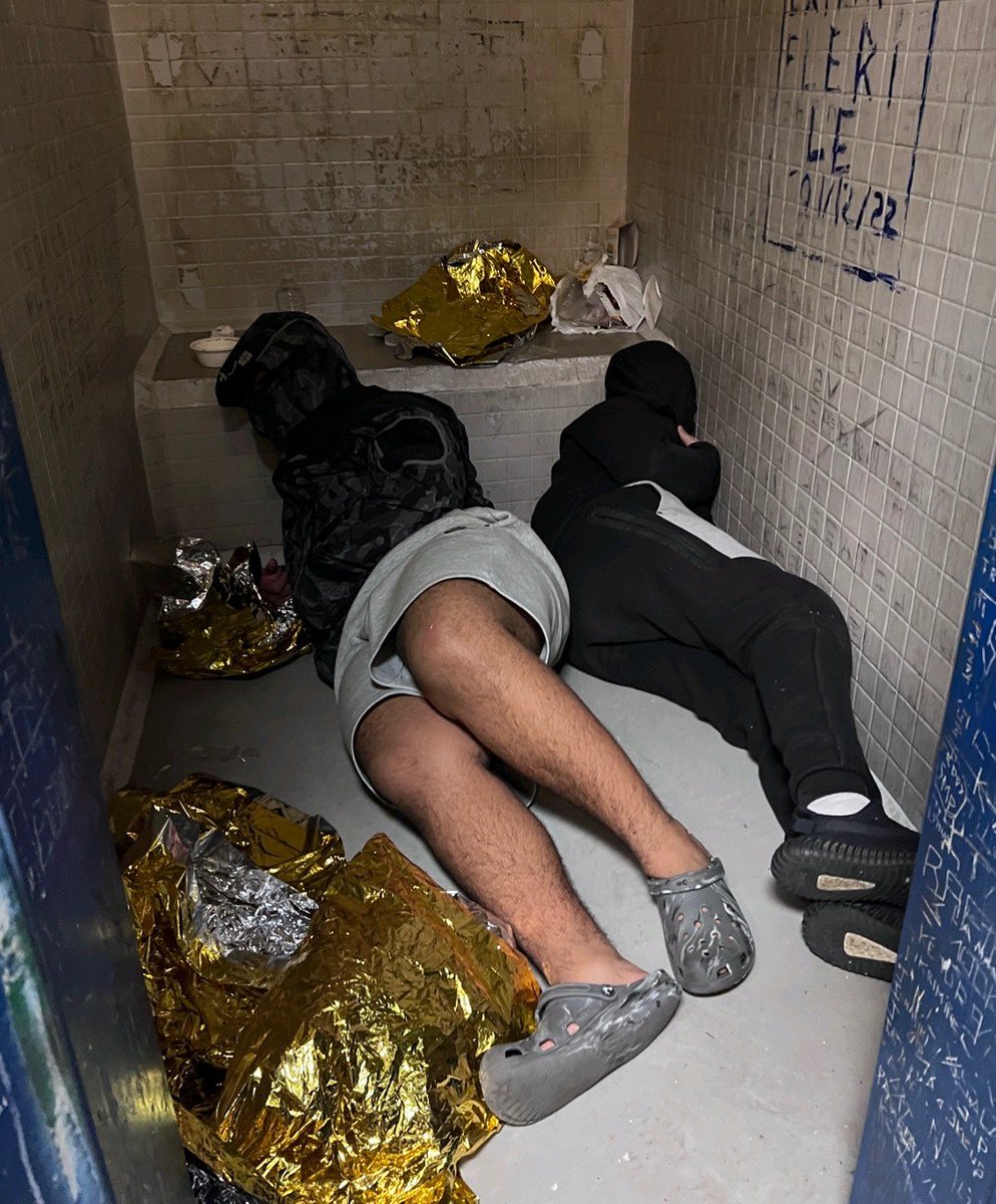 Elsa_Marcel's tweet photo. URGENT. Au dépôt de Bobigny, 86 personnes dont 20 enfants sont entassés. Il y a 10 matelas. Des bouteilles d'urine dans les cellules, des jeunes ado indisposées sans kit d'hygiène, des déchets partout. Il faut savoir que ce dépôt est l'un des pires endroit au monde où être enfermé. L'année dernière une jeune femme y a été violée par un policier. L'ordre des avocats a rédigé un rapport sur cette situation déplorable où les procureurs font dormir des enfants par terre comme des animaux.

Malgré cette politique d'humiliation et de terreur ces lycéens font preuve d'une courage exceptionnel. Leurs familles aussi. Honneur à eux.