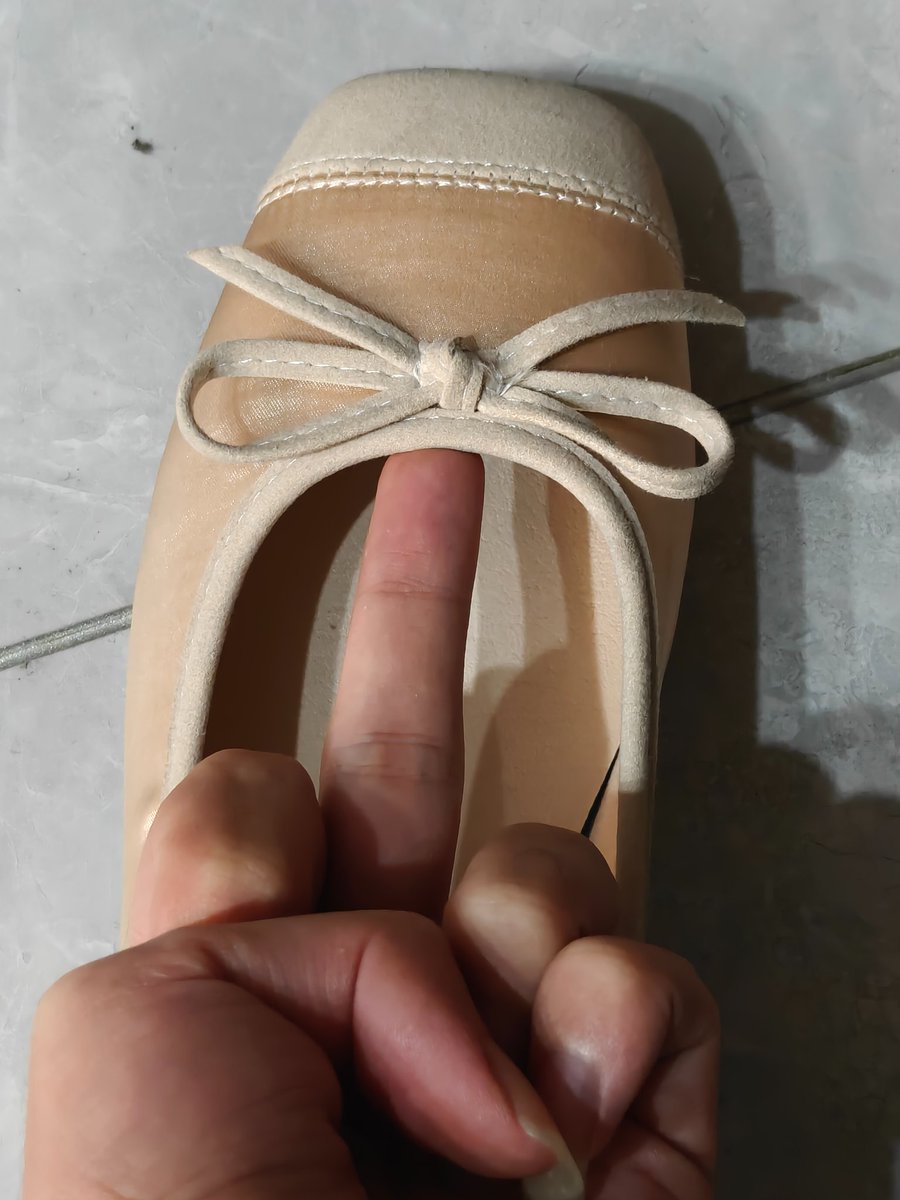Kevin4137611049's tweet photo. 实话说，不是发推，半年想不起来拍一张。平时都穿运动鞋，今天在我的建议下女友才穿出门半天。
回来好像也没啥味道。偷偷拍两张，欢迎打胶。

#女友 #绿帽 #绿奴 #淫妻 #出卖 #母狗 ＃打胶 ＃绿王八 https://t.co/fJiwR8PUOh