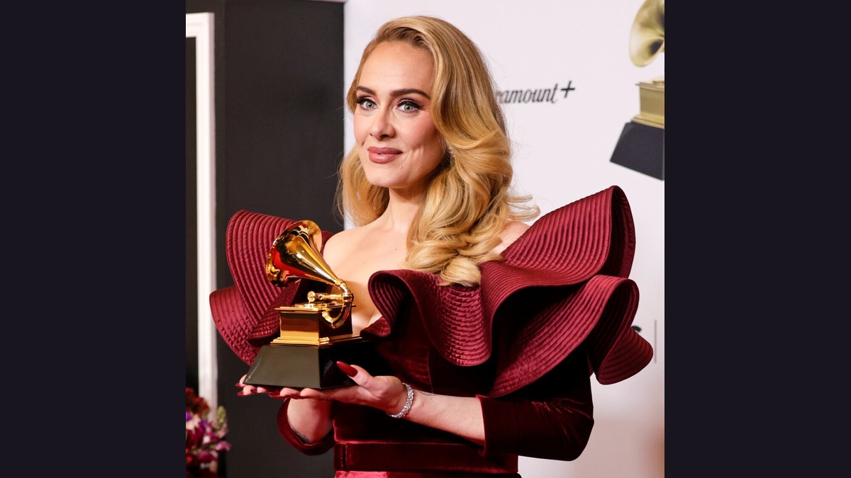 MarkMeets's tweet photo. London, Paris, anywhere with a pair of headphones: an Adele song can stop you in your tracks. 🎤 Revisit the albums, early beginnings and career behind that voice.

https://t.co/d7nEvH4HEM @Adele https://t.co/lnDAFcaCWm
