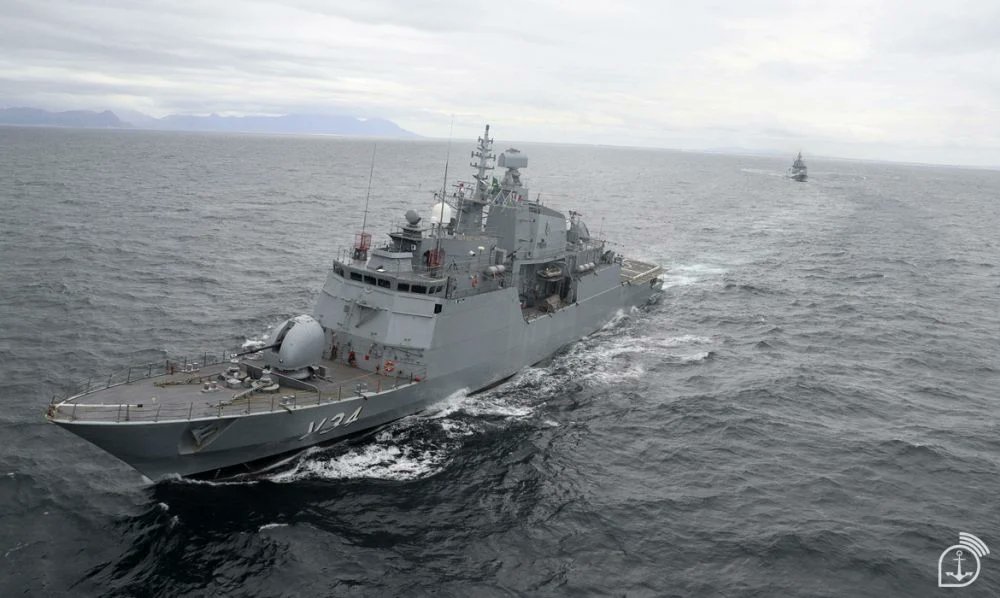 DefesaTvNews's tweet photo. Corveta “Barroso” representa o Brasil na IBSAMAR IX, com Índia e África do Sul, em Simon’s Town. Houve treino antissubmarino e abordagens. #IBSAMAR #MarinhaDoBrasil #DefesaTvNews #AtlanticoSul #Defesa 
https://t.co/SjnpUCvKg1 https://t.co/elu1NySimD