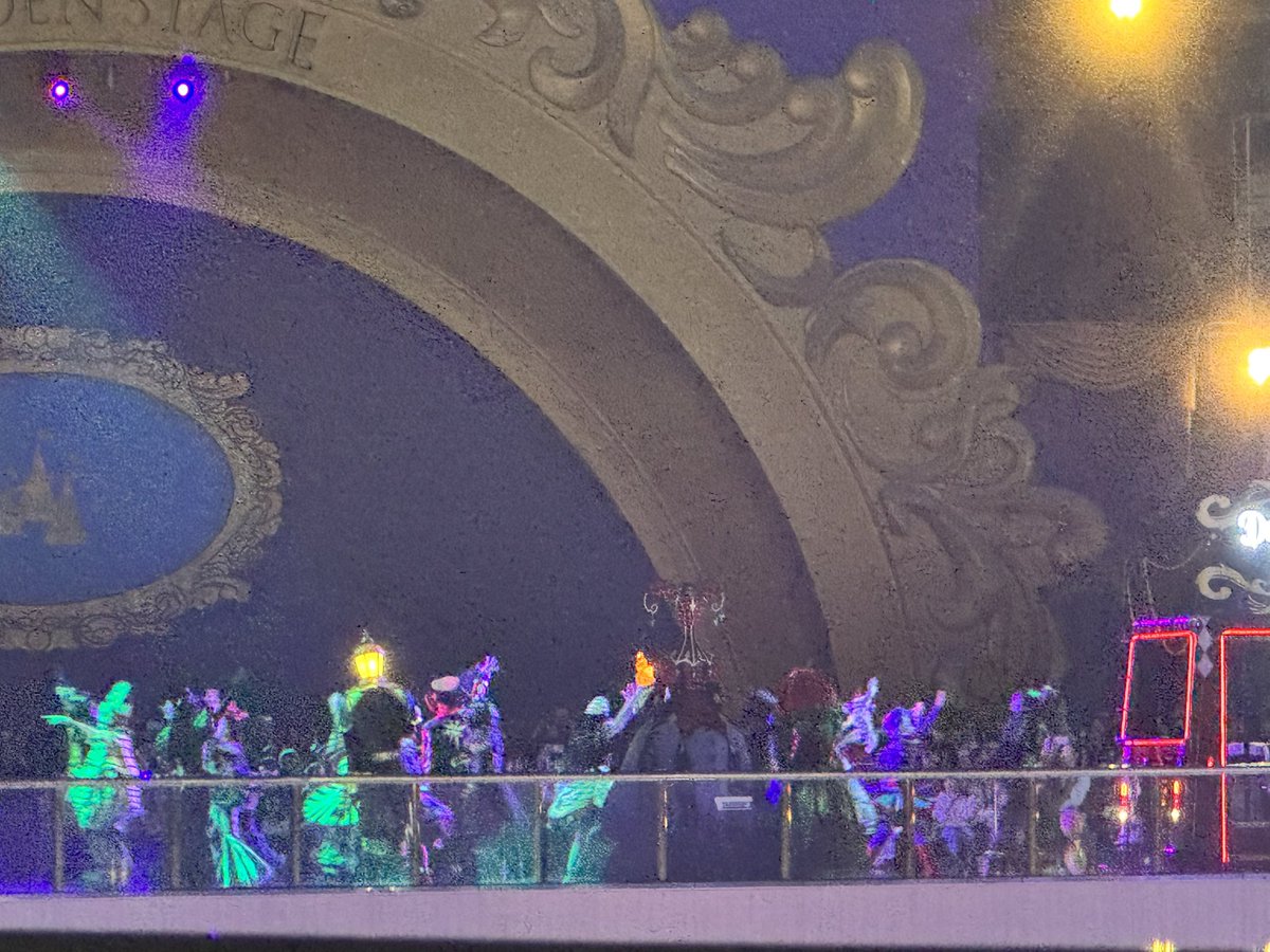 daho_tea's tweet photo. 사람 너무 많아서 좀 뒤에서 보는데 베스파 그 누구보다 밝으시다 https://t.co/evZklZZaAs