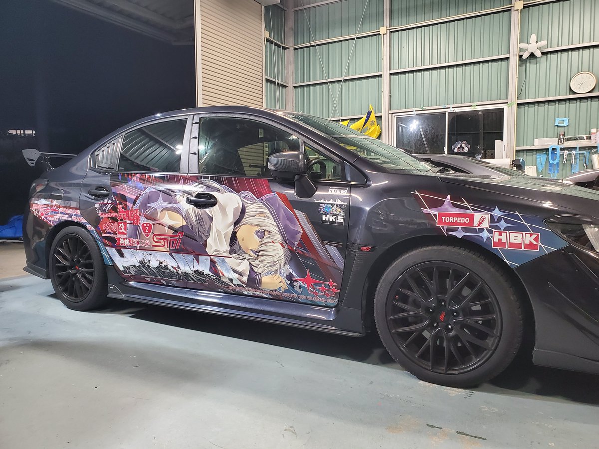 rinn_nosuke4649's tweet photo. 運転席側にも響を貼りましたー！
たぶん、個人制作物の中では日本でもトップクラスに大きい、デカ響です。
（貼ってくれたるなず@yuki_lunascapeさん、ありがとう！） https://t.co/RSFXe9PoUm