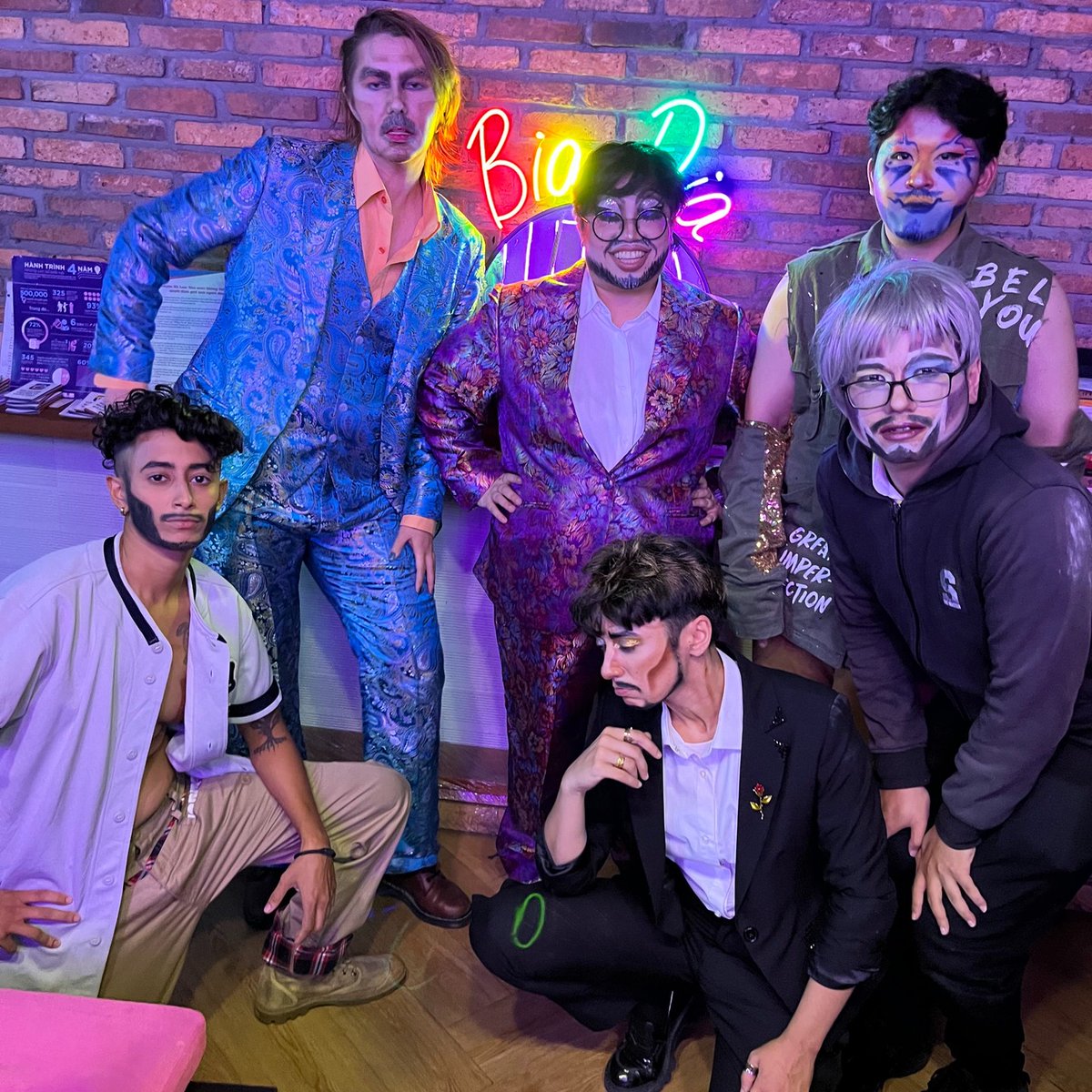 LelanptWelch8LD's tweet photo. Cuối tuần tại Pride Cafe ngập tràn niềm tự hào. Behind The Masc mang đến đêm diễn drag king bùng nổ, khẳng định drag và tình yêu không có ranh giới giới tính. Cảm ơn Pelia vì talkshow chữa lành, lan tỏa yêu thương và chăm sóc sức https://t.co/FzAvI4opDs