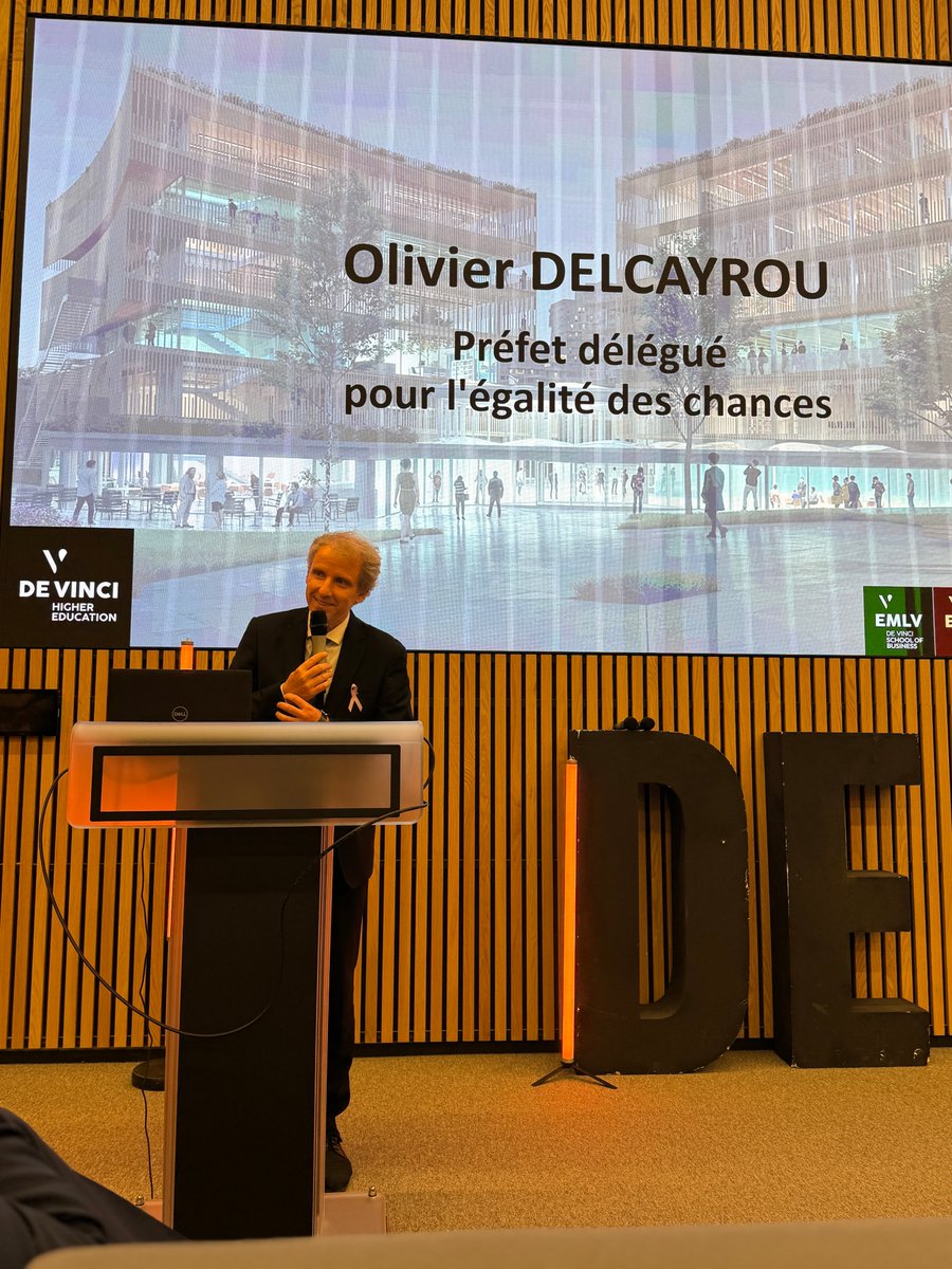 Prefet92's tweet photo. 🎓 Innovation, formation et réussite : préparer les jeunes aux métiers de demain !

Olivier Delcayrou, préfet délégué pour l’égalité des chances, a participé à l’inauguration du Campus du Parc De Vinci Higher Education, à @VilleNanterre , en présence de Raphaël Adam, maire de Nanterre, Thierry Delécolle, directeur général de @poledevinci, Cendrine  Tabary, directrice générale d’AD Education France, et Benjamin Denis,  alumni, ainsi que d'autres représentants de l’établissement et des  étudiants.  

Accueillant près de 5 000 étudiants, ce nouveau campus réunit les domaines du management, de l’ingénierie, du digital et de la création artistique. Il offre un cadre propice à l’innovation, au développement des compétences et à la préparation aux métiers de demain.  À travers la Cordée Mona Lisa, une centaine de jeunes issus des  quartiers prioritaires de Nanterre bénéficient d’un accompagnement  associant mentorat, activités culturelles et sportives et immersions en entreprise. Cette initiative leur permet d’explorer de nouvelles  perspectives, de mieux connaître le monde professionnel et de construire leur avenir.  

🎯Faire de la formation et de l’accompagnement des jeunes des leviers de réussite, d’insertion professionnelle et d’égalité des chances : un objectif partagé au service de leur avenir.  

#innovation #avenirprofessionnel #formation #emploi #égalitédeschances  #nanterre