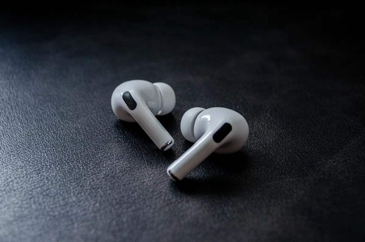 Bright's tweet photo. Ontwikkelaar maakt van AirPods een ouderwets lichtpistool dlvr.​it/TW0fv8 https://t.co/XuFwIPwWGp