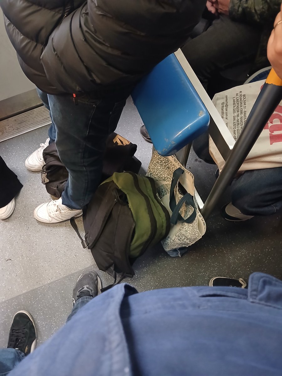 jv3dgtx's tweet photo. Yo vengo asi aplastado en el tren y tenía que justo bajar en una estación que la puerta abre del otro lado, y una mina me dijo cuando pedi permiso que bajaba en la siguiente estación: Ja que gracioso, entonces como nunca en mi vida conteste casi instantanesmente y le dije <sig> https://t.co/XTTBptDYIz