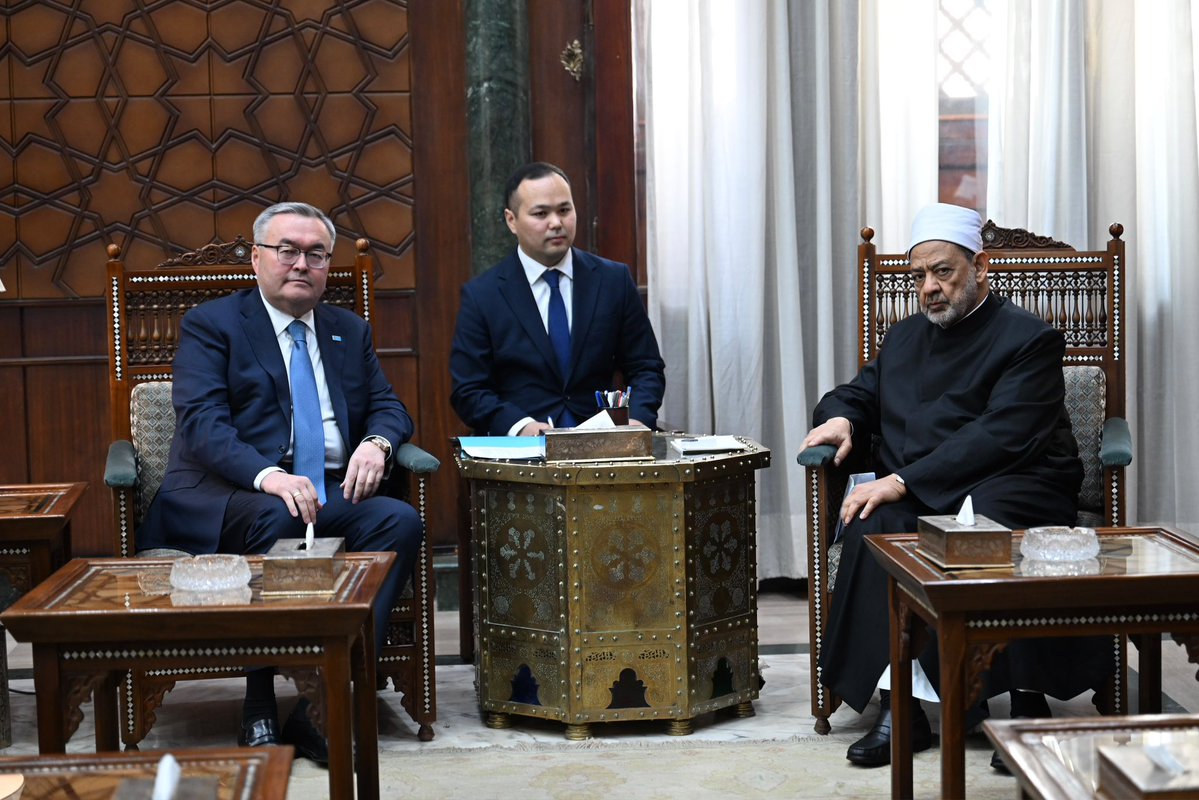 MBTileuberdi's tweet photo. Pleased to meet with Grand Imam of @AlAzhar Sheikh Ahmed At-Tayeb in #Cairo. Discussed joint actions for the strengthening of interfaith dialogue, education & shared spiritual values. 

Grateful for the Al-Azhar’ continued support on the Congress of Leaders of World and Traditional Religions in Astana.