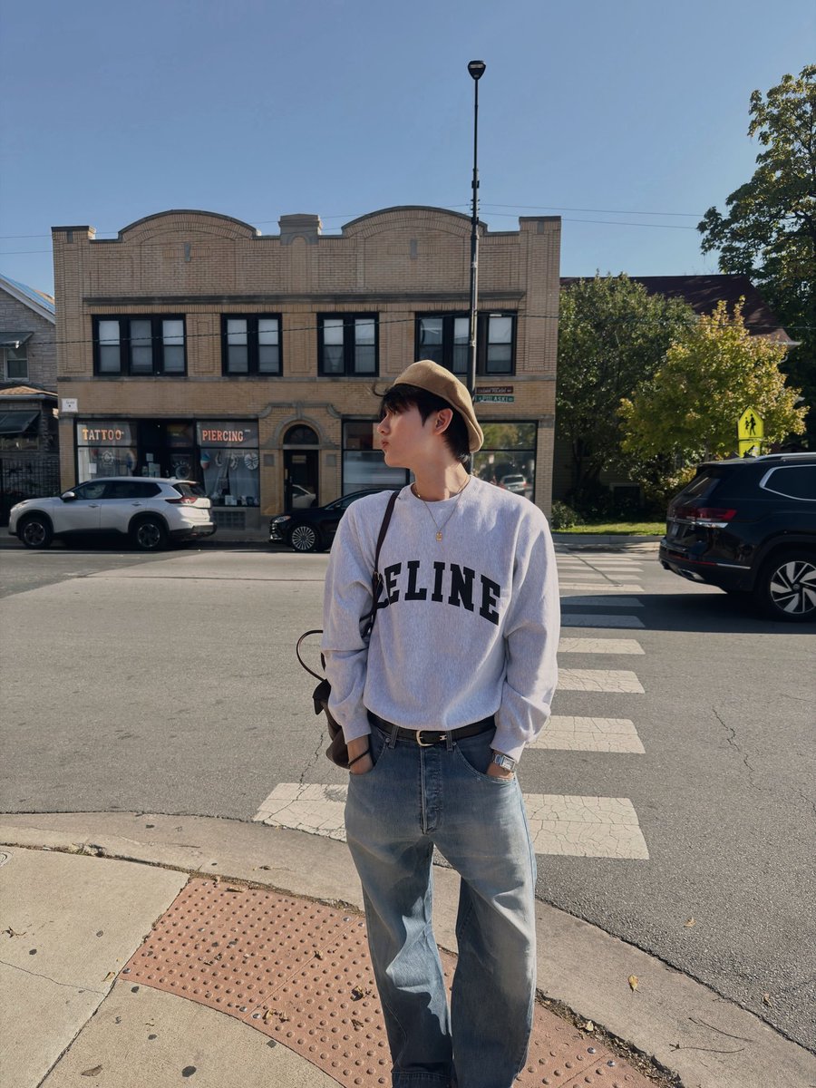 kaesibook's tweet photo. and then downtown... chicago is so loud but in a beautiful way, i guess? tall buildings everywhere, everyone rushing, but i was just there leaning on a railing trying to capture everything with my little camera. of course i had to bring my kiddo hereee https://t.co/neC0XqWp4X