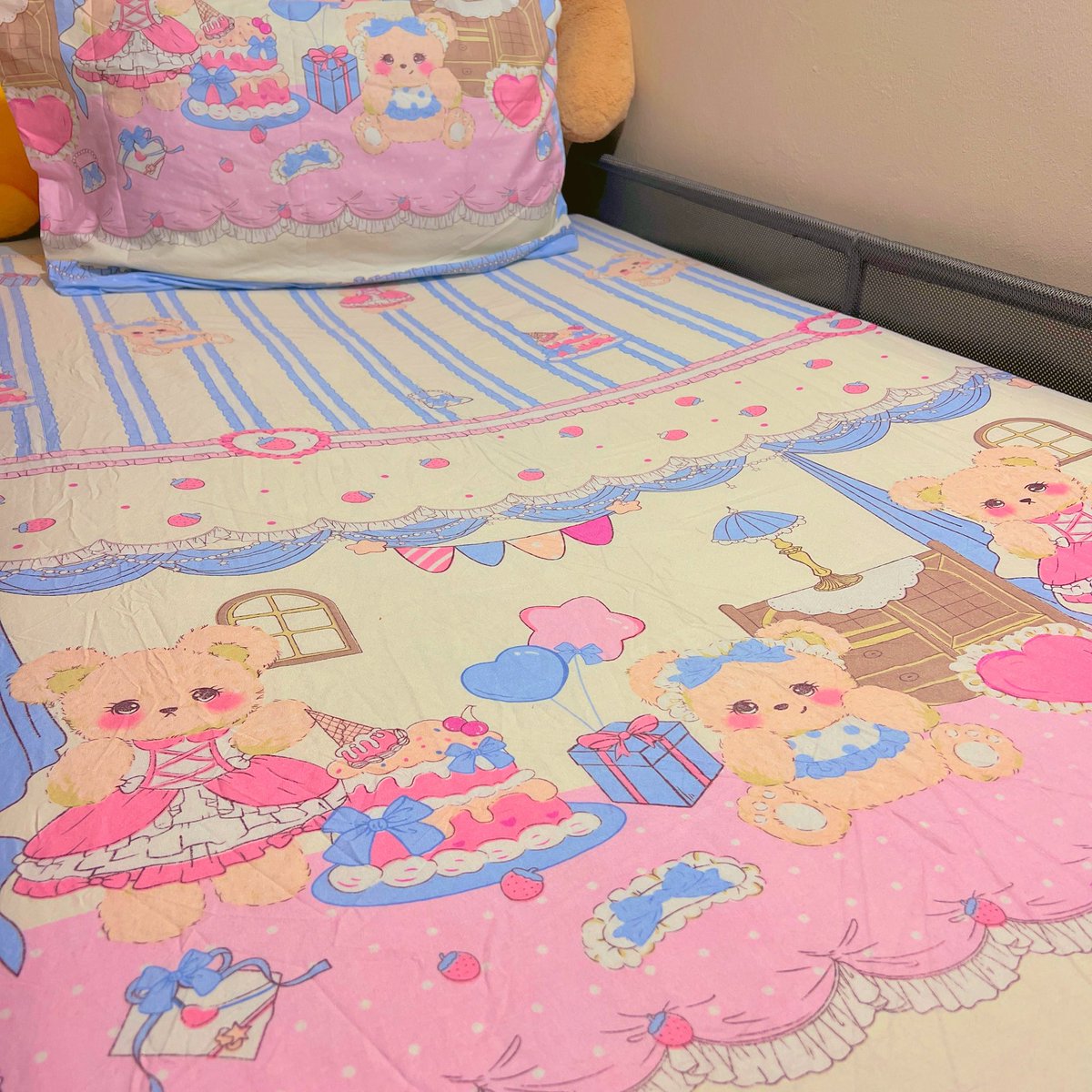 blueymallow's tweet photo. yey isn’t my bedsheet so cutesy🧸💙🩷 #agere https://t.co/YQR2k3GByZ