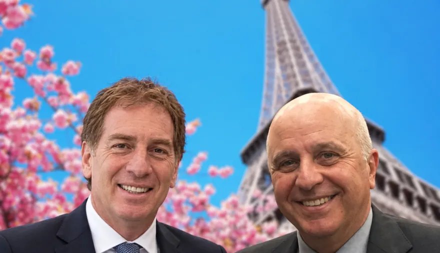 ThelonioM's tweet photo. Este señor que acompaña al Colo Santilli es el camarista Sergio Fernández. 
Viajó a Francia, con la nuestra, acompañando la comitiva presidencial y a su vuelta emitió dos fallos contra las universidades.
En cualquier país serio sería prevaricato y debería ir en cana. https://t.co/2BFWrZTfgG