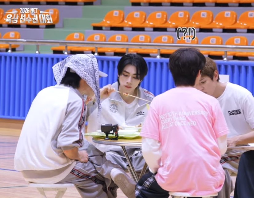 julyyfirst's tweet photo. คือมีโต๊ะมากมายให้เลือกนั่ง อินจุนเข้ามาเป็นคนแรก แล้วพี่แจฮยอนมานั่งข้างอินจุน เฮ้ย เจเหรินชิปเปอร์อยู่ไหน ลุกออกมา มีโมเมนต์แล้ววันนี้😭😭😭😭😭 https://t.co/VdaDvaTQzo