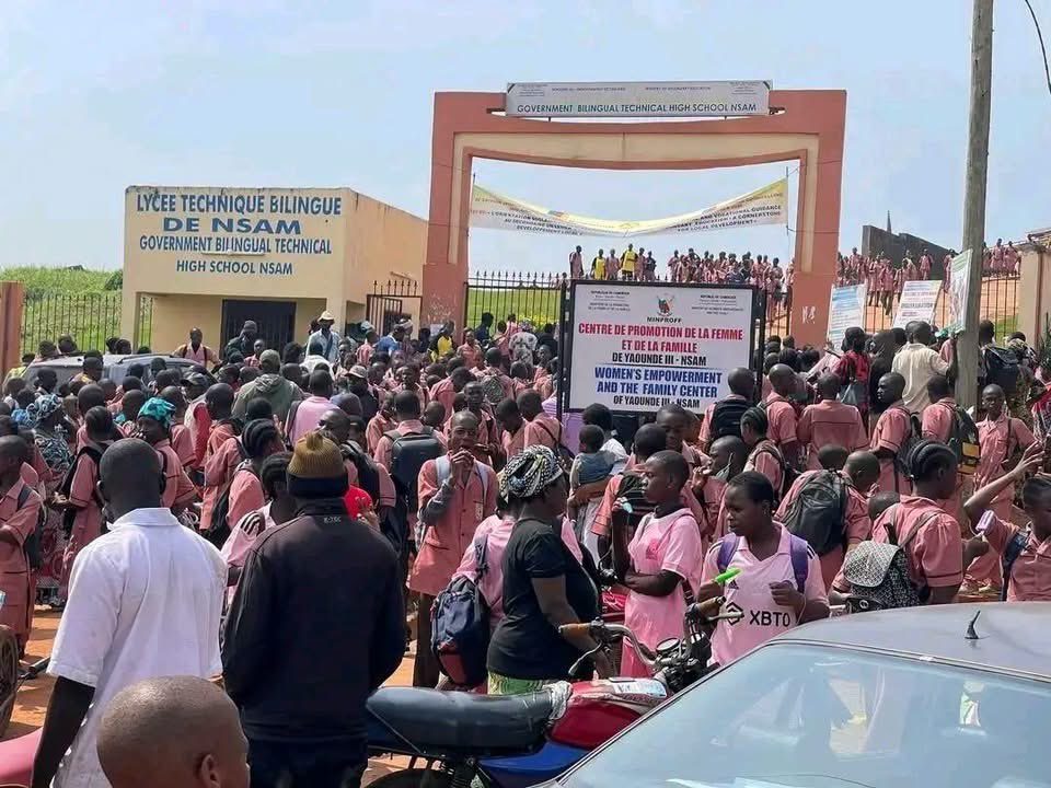 EsBi_Media's tweet photo. 🛑SOCIÉTÉ - DRAME AU LYCÉE TECHNIQUE DE NSAM : DEUX ÉLÈVES ÉCRASÉS PAR UN CAMION APRÈS LEUR RENVOI, LA PROVISEURE ÉCHAPPE DE JUSTESSE AU LYNCHAGE.

Un drame d’une violence inouïe a plongé le Lycée Technique de Nsam (3e arrondissement) dans le sang et le chaos. Deux adolescents ont perdu la vie, percutés de plein fouet par un camion alors qu’ils rentraient chez eux après avoir été expulsés de l'établissement. L'annonce de leur mort a déclenché une émeute d'une rareté extrême : la proviseure a failli être lynchée, et les forces de l'ordre ont dû intervenir en urgence. Tout a basculé à la suite d'une décision disciplinaire. Selon les témoignages concordants de plusieurs usagers et élèves, les deux adolescents ont été reconduits à la porte de l'établissement par la direction : l'un pour être venu à bord d'une moto, l'autre pour un motif relatif à une coupe de cheveux non conforme. Contraints de rebrousser chemin, les deux camarades montent ensemble sur l'engin à deux roues pour rentrer chez eux. Ils ne feront que quelques mètres. 

À proximité immédiate du lycée, le drame se produit : la moto est violemment percutée par un camion routier. L'impact est d'une brutalité inouïe. Le premier élève est tué sur le coup, son corps disloqué sur le bitume. Le second, grièvement touché, succombera à ses blessures quelques instants plus tard. Lorsque la nouvelle du décès tragique des deux adolescents gagne les couloirs du lycée, la stupeur laisse immédiatement place à une fureur incontrôlable. Persuadés que ce renvoi a coûté la vie à leurs camarades, des centaines d'élèves basculent dans la révolte. Dans une scène de panique générale, la colère se cristallise sur l'administration. Munis de pierres et de projectiles, des groupes d'élèves en furie se lancent à la poursuite de la proviseure. Prise pour cible directe, la cheffe d'établissement est contrainte de prendre la fuite pour sauver sa vie et ne doit son salut qu'à l'intervention in extremis des gendarmes, qui l'extirpent de justesse d'un lynchage imminent. 

En parallèle, le campus devient le théâtre de violences aveugles : la cantine de l’établissement est entièrement détruite, tandis que plusieurs bureaux administratifs sont mis à sac et vandalisés par les insurgés. Face à l'ampleur des émeutes et au risque d'escalade, un important dispositif de sécurité composé de gendarmes et de policiers est déployé sur les lieux. Les forces de l'ordre sont parvenues à boucler le périmètre, à sécuriser l'établissement et à procéder à l'évacuation d'urgence de l'ensemble des élèves. Une enquête judiciaire a été immédiatement ouverte par les autorités compétentes afin de faire toute la lumière sur la chaîne de responsabilités ayant conduit à cet accident mortel, mais également pour identifier les auteurs des dégradations du matériel public. Le Lycée Technique de Nsam, aujourd'hui sous haute surveillance policière, porte les stigmates d'une journée noire où la discipline stricte a viré au carnage.

#EsbiMedia