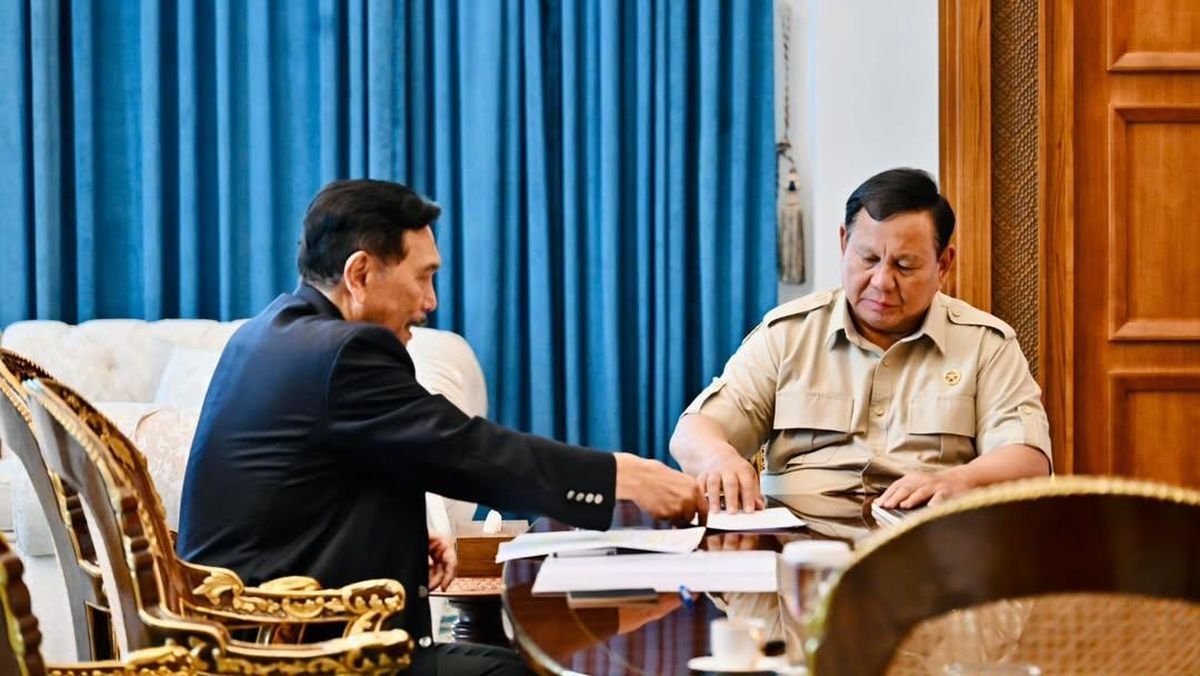 LambeSahamjja's tweet photo. BIG BREAKING NEWS
KPK TIDAK SETUJU USULAN LUHUT KE PRABOWO UNTUK MENGGANTI DEFENISI KORUPSI 

usulan luhut binsar pandjaitan (ketua dewan ekonomi nasional) agar kerugian negara bukan bagian dari definisi korupsi

agar danantara bebas berinvestasi tanpa takut rugi yang bisa di pidana 

alasannya
kalau kerugian keuangan atau perekonomian negara dihapus dari definisi korupsi, negara jadi tidak berhak menuntut orang yang merugikan negara

yang sering melakukannya kata dia penyelenggara negara bersama pihak ketiga

suap dan pemerasan biasanya terkait proyek pengadaan barang dan jasa pemerintah yang uangnya dari keuangan negara atau pinjaman luar negeri

kalau ada suap, hasil pekerjaan tidak sesuai aturan sehingga negara rugi

contoh yang dia sebut: kasus di basarnas, uang negara dipakai untuk kepentingan pribadi, orang lain, atau korporasi