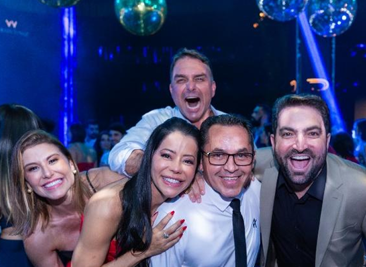_BrasilPopular's tweet photo. MAIS UM ESCÂNDALO! 

A revista Piauí revelou que Flávio Bolsonaro era também DONO DE BET irregular.  

E como sócio nessa empresa de BET tinha Willer Tomaz, que ajudou a desviar dinheiro do INSS, que lavava dinheiro junto com Flávio. É muito sujo!

Fonte: https://t.co/6QMry7riJm https://t.co/eLe1HokDTH