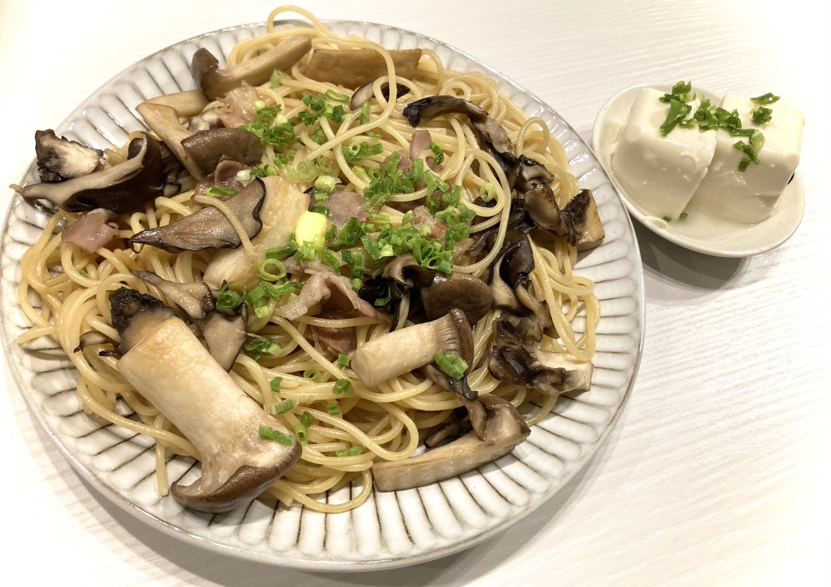 miseria4470's tweet photo. きのこの和風パスタ〜
写真撮ってる間にバターが溶け始めて小さくなっちゃった https://t.co/TUS1dRwEmu
