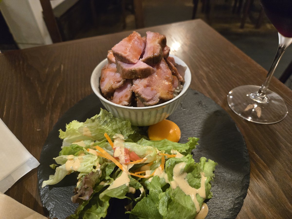 Sub_revo2's tweet photo. ワクワクしながら待っていたローストビーフ丼からつるりと滑り落ちた卵黄

一度ドロップアウトした卵は潰れやすく、潰れたら最後二度と頂には戻れない https://t.co/dfgugV7Ov1
