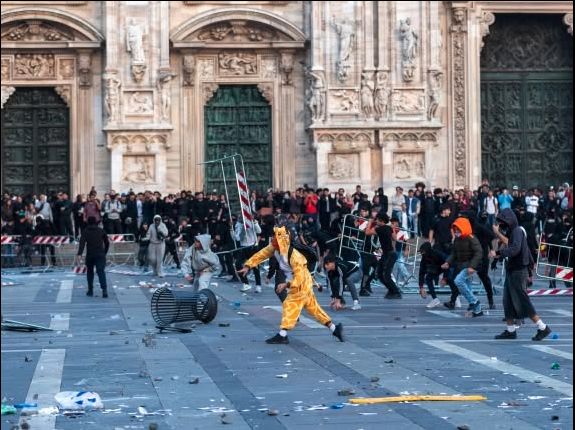 CMGrassi's tweet photo. Milano, quando il disagio irrompe nelle strade
https://t.co/Duw5mbcuXr https://t.co/05rk6zPCcR