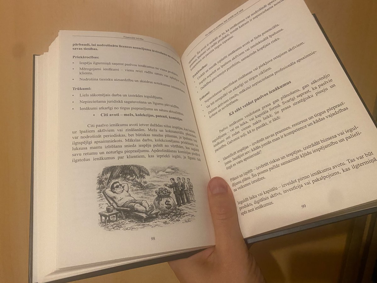 EdvinsSnore's tweet photo. Latvijas Zinātņu akadēmijas vadītājs aicina piešķirt Latvijas pilsonību Indijas "zinātniecei", savā iesniegumā Saeimai minot tikai vienu (acīmredzot pašu būtiskāko) viņas publikāciju - monogrāfiju "Finansiālā brīvība. No algas uz sistēmu, kas strādā tavā labā". 

Es šo grāmatu nopirku grāmatnīcā. Tā ir tipiska pašpalīdzības grāmata, kas stāsta, kā tikt pie naudas, ieguldot akcijās un kriptoaktīvos. Grāmatā nav nevienas atsauces un nav izmantotās literatūras saraksta. Toties ir karikatūras. 

Ne pēc vienas pazīmes tā nekvalificējas kā zinātniska monogrāfija. 
Interesanti, ka grāmatu izdevis apgāds, kurš dibināts šā gada janvārī un reģistrēts kādā Vecmīlgrāvja dzīvoklī. Grāmatai norādīti divi autori. Otrs ir kāds Gundars Graudiņš, kurš Linkedin portālā norādījis, ka strādā uzņēmumā https://t.co/Oi9WJWbqll, kas kārto vīzas un uzturēšanās atļaujas trešvalstniekiem Latvijā. 
Un nobeigumā. Arī Indijas "zinātnieces" vīrs savā FB lapā norādījis, ka augstāk minētā ir viņa grāmata. Tad kurš ir autors? Varbūt tomēr MI? Diezgan spraigs sižets veidojas.