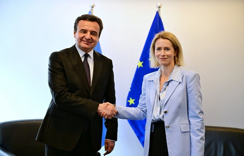 rapayarapaya's tweet photo. Јуче скинуте са шипке, домаћице ЕУ парламента забраном говора објашњавају "глупом" пољаку шта је то слобода говора и законита агресија.🤡 https://t.co/BZDjfnly6X