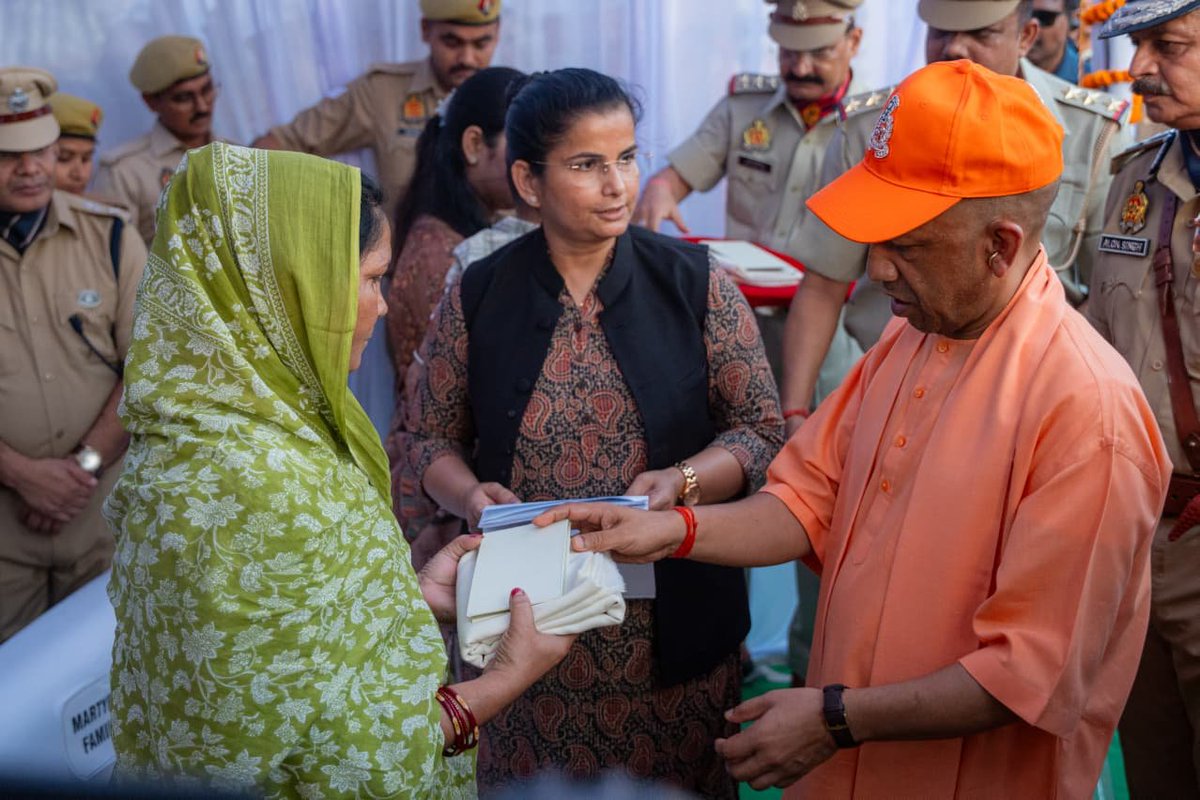 Uppolice's tweet photo. 'पुलिस स्मृति दिवस-2026' के अवसर पर विगत एक वर्ष में कर्तव्य पथ पर प्राणों की आहुति देने वाले उत्तर प्रदेश पुलिस के वीर शहीदों के परिजनों को माननीय मुख्यमंत्री, उत्तर प्रदेश, श्री योगी आदित्यनाथ जी द्वारा पुलिस महानिदेशक, उत्तर प्रदेश, श्री राजीव कृष्ण, डीजी पीएसी श्री आलोक सिंह एवं अन्य वरिष्ठ अधिकारियों की उपस्थिति में सम्मानित किया गया।

यह सम्मान वीर शहीदों के अमर बलिदान के प्रति श्रद्धांजलि एवं उनके परिजनों के प्रति उत्तर प्रदेश पुलिस की संवेदनशीलता, सम्मान और अटूट प्रतिबद्धता का प्रतीक है।

#PoliceCommemorationDay
#ShaheedDiwas #UPPolice
#PoliceSmritiDiwas2026
