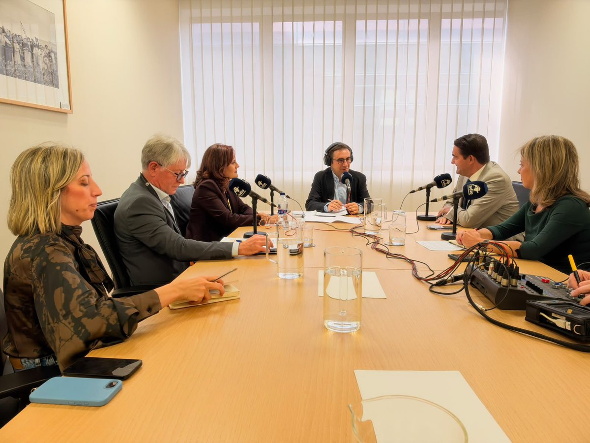 proconsi's tweet photo. Hoy hemos participado en el programa “𝗔 𝗠𝗲𝗱𝗶𝗮 𝗦𝗲𝘀𝗶𝗼́𝗻” de @rintereconomia, emitido desde la sede de las @Cortes_CYL, en un debate centrado en la relación entre universidad y empresa y su papel en la generación de talento. 👩‍🎓 https://t.co/Op9nq1xOwS