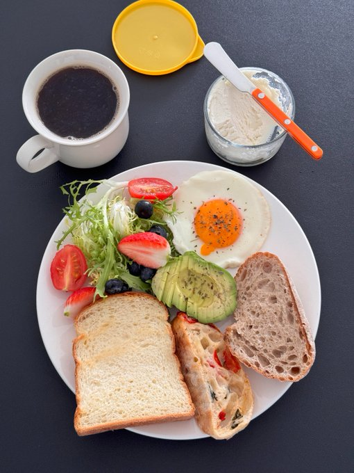 Glenna013's tweet photo. Haha, let me share my healthy breakfast doesn't it look super tempting?😋 https://t.co/r6dTUTdcTh