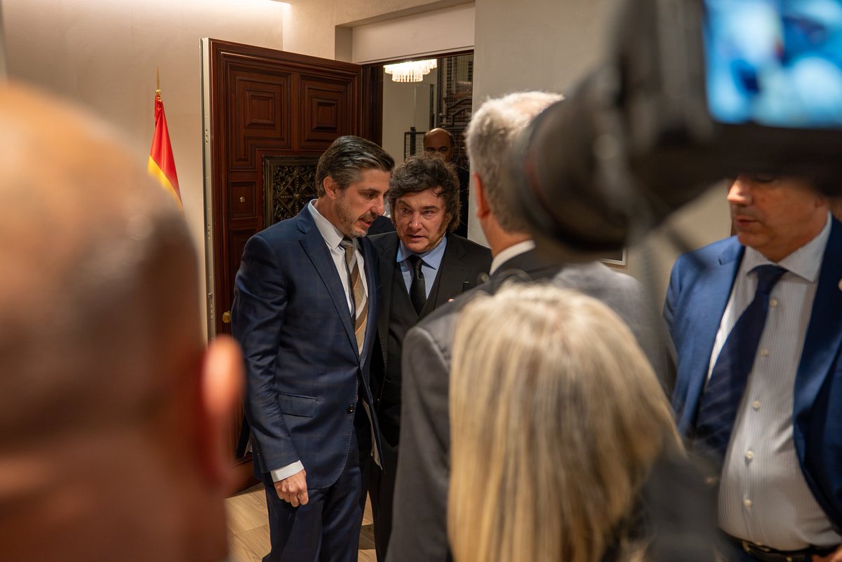 jm_frias's tweet photo. Bienvenido a tu casa, presidente @JMilei . Es una gran alegría recibirte en la @FDisenso .
🇪🇸🤝🇦🇷 https://t.co/oSMIvG0c4x
