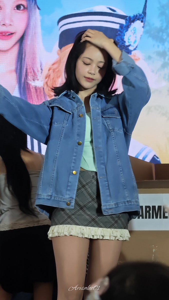 Arisalee01's tweet photo. CARMEN 

Jujur sbnrnya gamau upload yg ini karena ngeblur (mau jd koleksi pribadi aja) 
TAPI SEMUA ORG HARUS TAU TENGILNYA CARMET KIMPUL INI 😭🤙🏻

#Hearts2Hearts #하츠투하츠 #H2H #Hearts2HeartsinJAKARTA #CARMEN #카르멘 https://t.co/kQfMk2ACtK
