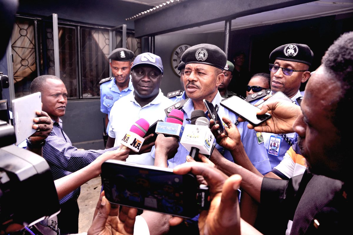 OndoPoliceNg's tweet photo. PHOTO-NEWS: *CP FELIX OHAGWU PAYS CONDOLENCE VISIT TO FAMILY OF LATE AFENIFERE LEADER, PA REUBEN FASORANTI*

The Commissioner of Police, Ondo State Command, CP Felix Ohagwu, psc, mnips, mspsp, accompanied by members of his management team, paid a condolence visit to the family of late Afenifere leader and elder statesman, Pa Reuben Famuyide Fasoranti, at his residence in Ijapo, Akure, on 21 October 2026. The visit was to commiserate with the family following the death of the centenarian.

After signing the condolence register, CP Ohagwu described Pa Fasoranti as a revered statesman, a symbol of integrity and selfless service. He noted that late leader’s commitment to democratic ideals, community leadership and national development earned him widespread respect, while his life of discipline and selfless service would continue to inspire generations.

The CP extended condolences to the deceased’s family, Afenifere and the government and people of Ondo State. The Command urged the public to uphold the values of integrity and service to humanity for which Pa Fasoranti was widely respected.

For any inquiries, please contact:
08059998351
X: @OndoPoliceNg
Instagram: Ondopolicecommand
Facebook: Ondo State Police Command
Email: pproondo@npf.gov.ng
