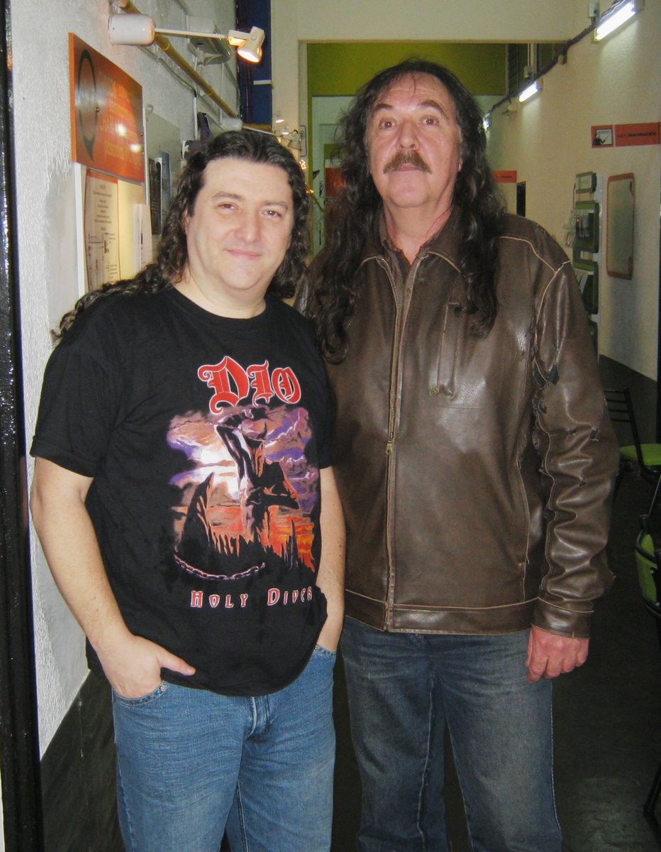 CFRcesar's tweet photo. Me informan que falleció el querido Saúl Blanch, quien estaba desde hace tiempo hospitalizado. Plus, Rata Blanca y su carrera solista son hitos que nunca olvidaremos de una voz que sin duda abrió y marcó caminos. Copa en alto por la partida de un grande mientras suena su música https://t.co/w0uoZa1I5I