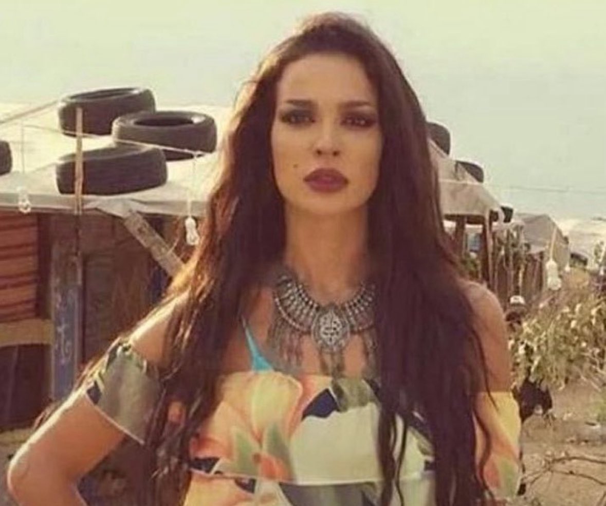 uuliexx's tweet photo. اثنينهم بنفس المسلسل وكلهم فقراء بس وحده حبها دكتور و يحبونها كل القبيله والثانيه فيها ايدز🤣🤣🤣🤣😭
ماله داعي تردين عليها اذا هي وصخه شخصياً و تمثيلياً😭😭🤣 @nadinenjeim https://t.co/HzrcLP5pKa