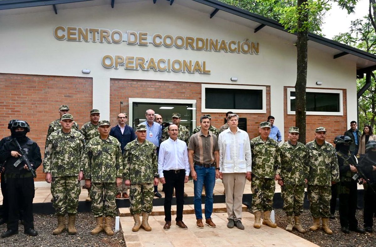 laembajada's tweet photo. Durante su visita al Paraguay, el Vicesecretario de Estado @DeputySecState, acompañado por @WHAAsstSecty y la delegación estadounidense, llegó hasta la 3ª División de Infantería en Ciudad del Este, junto al presidente @SantiPenap y autoridades nacionales, para mantener un encuentro con altos mandos militares y representantes de las Fuerzas Militares de Paraguay.

Durante la reunión, destacaron la sólida y sostenida cooperación bilateral en seguridad y defensa, los avances del Paraguay en el fortalecimiento de sus capacidades y los logros y desafíos compartidos en la lucha contra el crimen organizado transnacional, por un hemisferio más seguro y próspero.