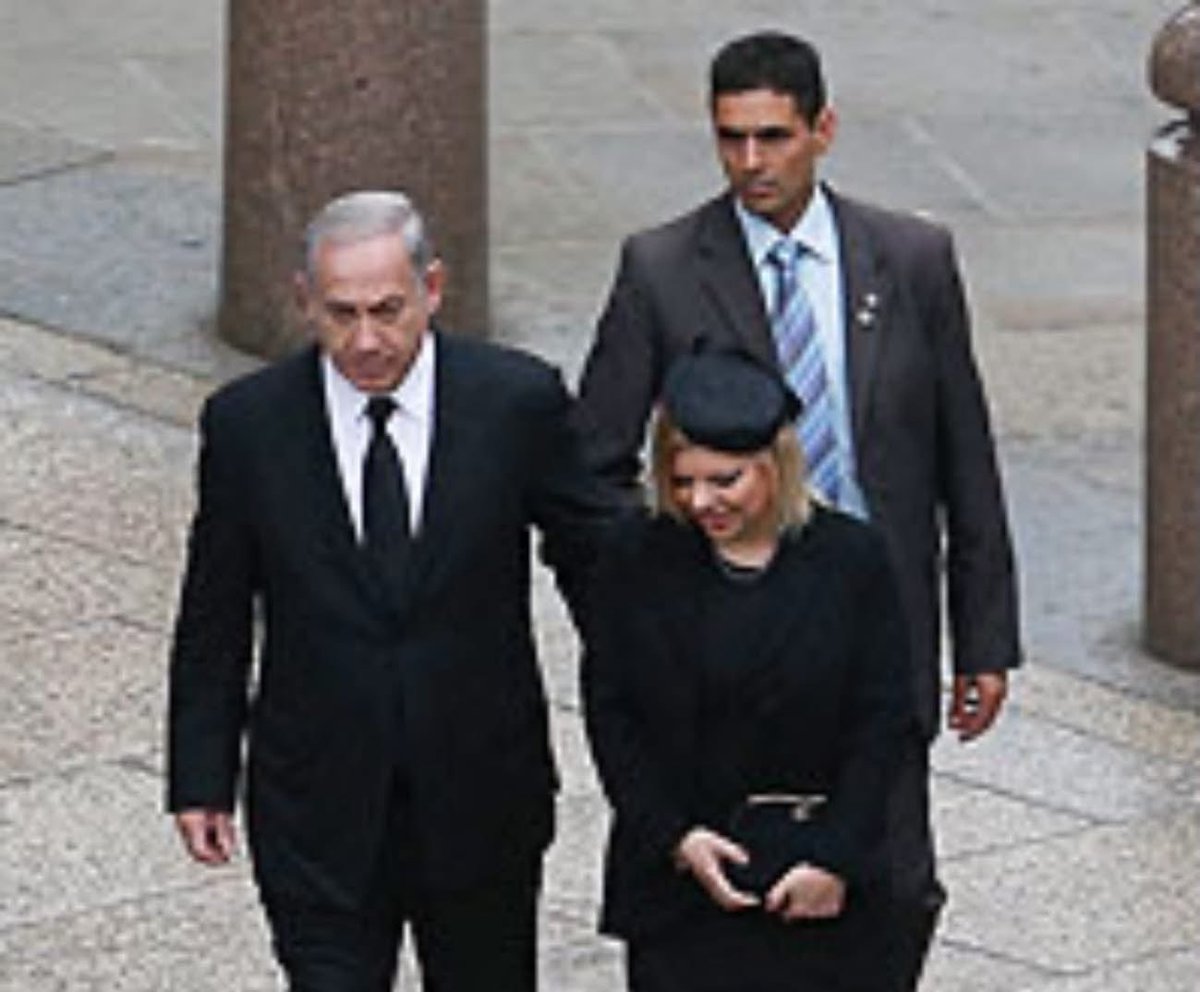 ozbinnun's tweet photo. ההתנפלות של סמוטריץ וביבי על וינטר שנועדה לגרום לו לפרוש לא רציונלית בכלל כשרואים את הנתונים, משום שגם אי מעבר של וינטר וגם פרישה שלו פוגעת בגוש של נתניהו וסמוטריץ. 

אבל היא רציונלית לגמרי אם מבינים שמדובר בקרטל. נסביר: 
יש מוצר שנקרא ימין. בתקופה של מלחמה בפרט ובציבור הישראלי בכלל יש ביקוש אליו. אבל בשנים האחרונות נוצר קרטל של ימין, כלומר הסכם בין המתחרים (למשל ביבי וסמוטריץ) להגביל את התחרות על המוצר הזה. 

לאט לאט יותר ויותר צרכנים, כלומר אזרחים מצביעים, התלוננו על המוצר. לימין התלוותה תמיכה מוחלטת במפלגות חרדיות, ולפעמים חמור מכך - אימוץ של תפיסת העולם החרדית. לכל מנה של ימין התחילו להגיש בצד גם חוסר תפקוד בחלק מהמשרדים, זריקת אחריות כוללת וחוסר משילות, ולפעמים פשוט את השחיתות הישנה והטובה. הצרכנים רצו ימין - אבל במחיר סביר יותר. 

ואז המפלגה של וינטר שמה על השולחן בפירוש מוצר של מפלגת ימין, אבל במחיר נמוך יותר. 

ומה שאתם רואים עכשיו מהצד של ביבי וסמוטריץ זה מהלך של קרטלים. מהלך שנועד לרסק את התחרות. כי במקום לשפר את המוצר, הם מעדיפים להרוג (פוליטית) את המתחרים .

הזבל שאתם רואים ברשת? זבל שחלקו יוצא ישירות מחשבונות רשמיים של ראש הממשלה? הוא המקבילה הישירה של הזבל שזרקו עובדי הנקיון בדרום מערב לונדון לרחוב כשמרגרט תאצ׳ר ניסתה להפריט ולייעל את מערך הניקיון. זה הזבל שהקרטלים מציפים בו את הרחובות כדי להלך אימים על הציבור ולמנוע תחרות. 

אם נכנעים לזבל, מקבלים עוד יותר זבל. התחרות טובה לאזרח, גם בפוליטיקה.