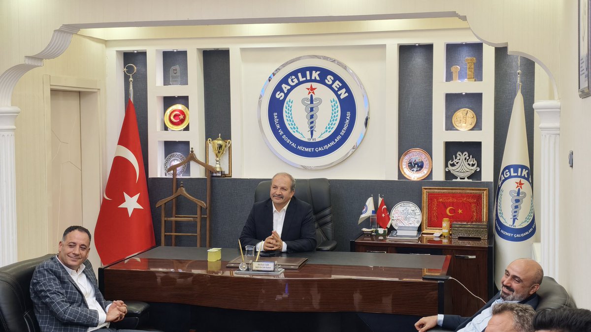 SSMahmutFaruk's tweet photo. 📍 Şanlıurfa

Genel Başkan Yardımcımız Mustafa Irgatoğlu ile birlikte Şanlıurfa Şubemizi ziyaret ederek, Şube Başkanımız Abdulkadir Yabir ve Yönetim Kurulu Üyelerimizle bir araya geldik.

Şanlıurfa’da görev yapan sağlık ve sosyal hizmet profesyonellerimizin gündemindeki konuları ele aldık. Sahadaki ihtiyaçları, çalışma koşullarına ilişkin beklentileri ve teşkilatımızın yürüttüğü faaliyetleri değerlendirdik.