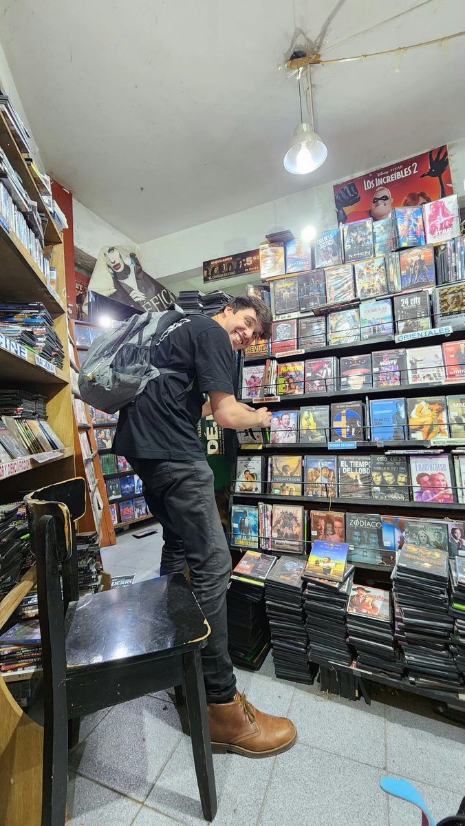 CosasInutilesOK's tweet photo. Encontré el paraíso! Un videoclub de más de 30 años, que vende DVDs.
Conserva carteleria promocional de películas de los 90s y 2000s 🥹 https://t.co/SYCDbZTtLZ