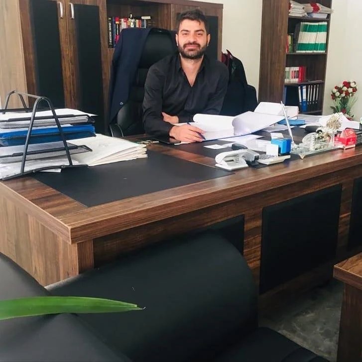 _Sebri_Osman21's tweet photo. Bu düşkün, yoz ,lümpen ve ahlaksız kişinin adı Turan BAHÇIVAN..
Siverek te sözde Avukat. 
Urfa barosuna bağlı .
Baro da namus ve şeref varsa kendisini bu ahlaksız tipten arındırır.
Korucuların toplu tecavüzüne maruz kalmış kadına  mahkeme salonunda "kolunda neden sarı yeşil kırmızı bileklik var?
Madem tecavüze maruz kaldın ve orada bir sürü bıçak vardı,neden intihar etmedin? "
Biçiminde namussuzca sorular soran, tecavüz eden otoriter babalarına yaranmak için kendini yırtan bu onursuzu teşhir edin !
Onu lanetleyin!
Baroyu, kadın örgütlerini,.sivil toplum kurumlarını göreve çağırın..
Siverek in ismi ,onuru aklanmalı..
Tüm Siverek halkını bu onursuz duruma karşı sokağa çıkmaya, Demokratik tepkisini ortaya koymaya davet ediyorum.👇👇👇
Tükürün ve lanetleyin👇👇👇👇