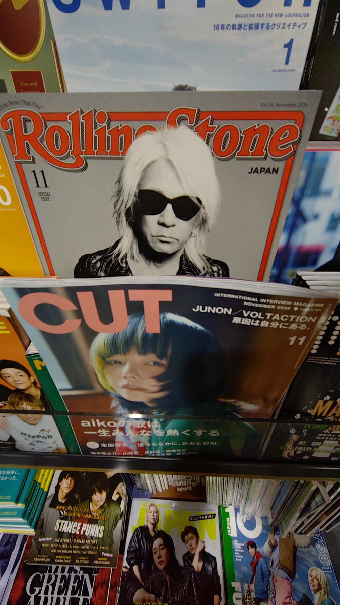 yosshy_d's tweet photo. 仕事帰りにタワレコに寄ってCUTを買ってきた！
aikoと松本さんが並んでる(*´∀｀*)
Rolling Stoneも買ってくればよかったかな(・ω・) https://t.co/EK9fGPVVYb
