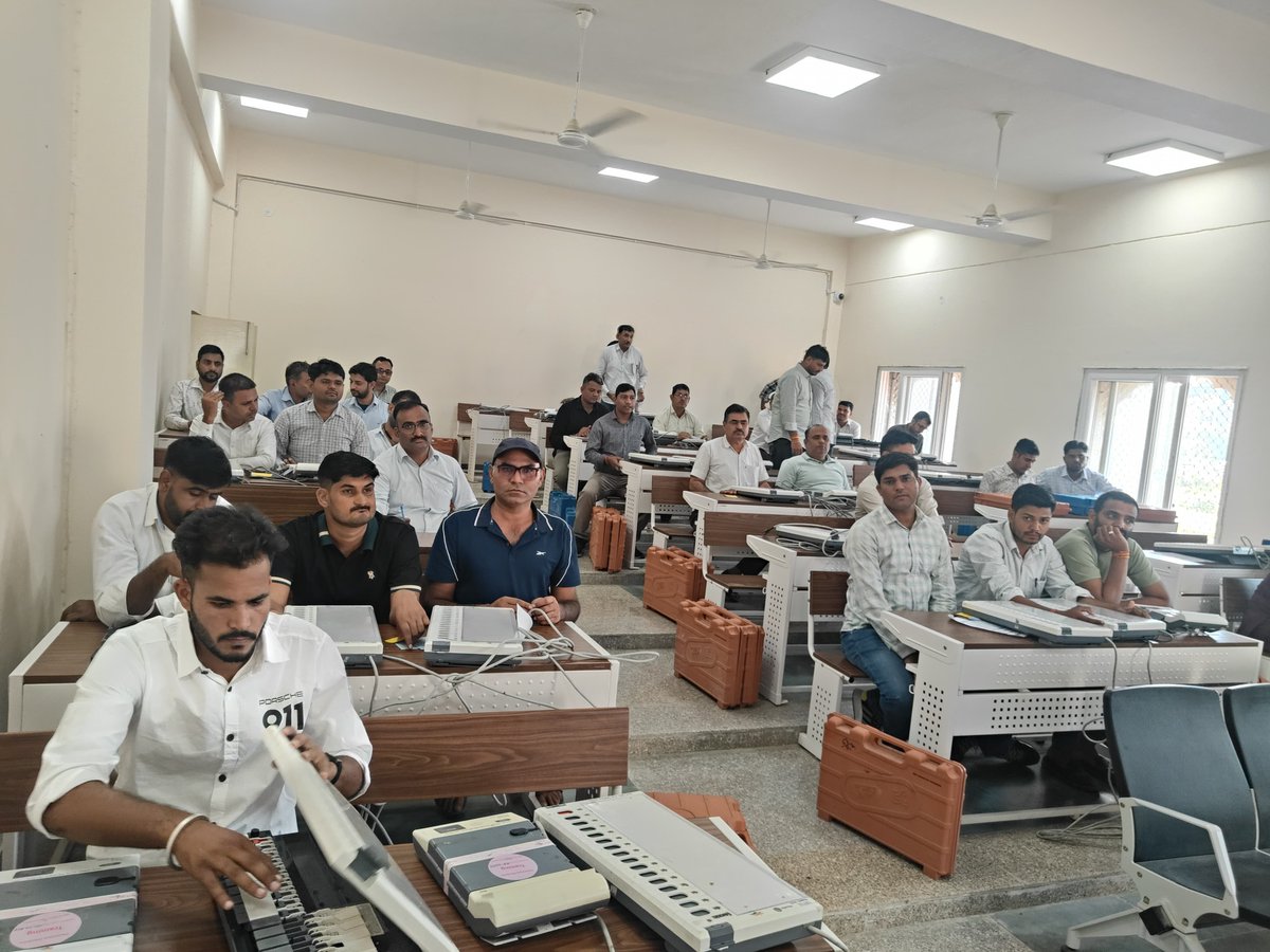 DcDmSikar's tweet photo. पंचायती राज आम चुनाव-2026: सेक्टर एवं एरिया मजिस्ट्रेट को चुनाव प्रबंधन एवं कानून व्यवस्था संबंधी प्रशिक्षण दिया
#sikar 
https://t.co/kAJadVNutk
@DIPRRajasthan 
@AshishModiIAS 
@SecRajasthan https://t.co/pJ56jDzJBk