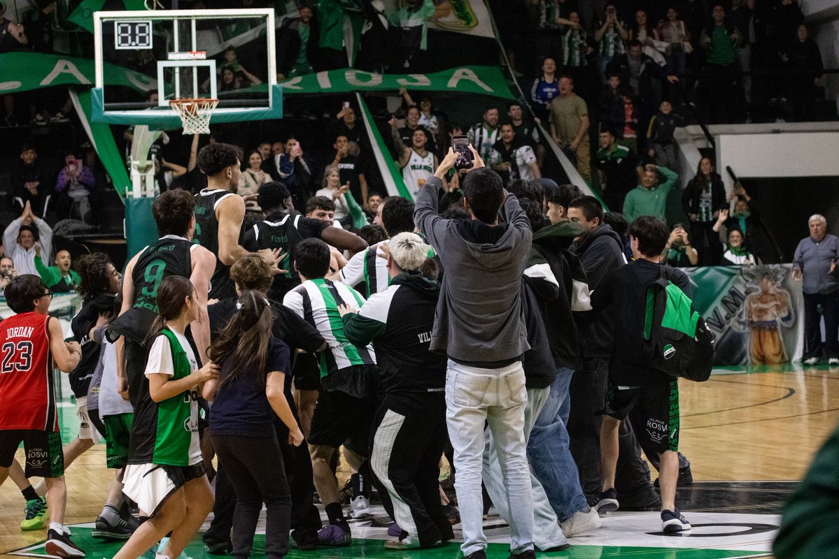 VM_Basket's tweet photo. 🏀 #LigaArgentina | 

👊🏼 Bueeeeeeeen día, hermosa mañana verdad?

✅ Debut en casa? Adentro.

😜 A puro pico 🔨 y 🪏 

#GuerrerosdeLiga
#ElClubdelaCiudad 🇦🇪 https://t.co/mHy9tt9p76