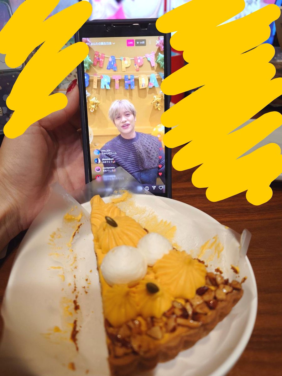 rsrs1012's tweet photo. お弁当チンしてたのにケーキ用意して！って言われて慌てて出したから周り散らかりすぎでやばいww https://t.co/74uhkkHLRN