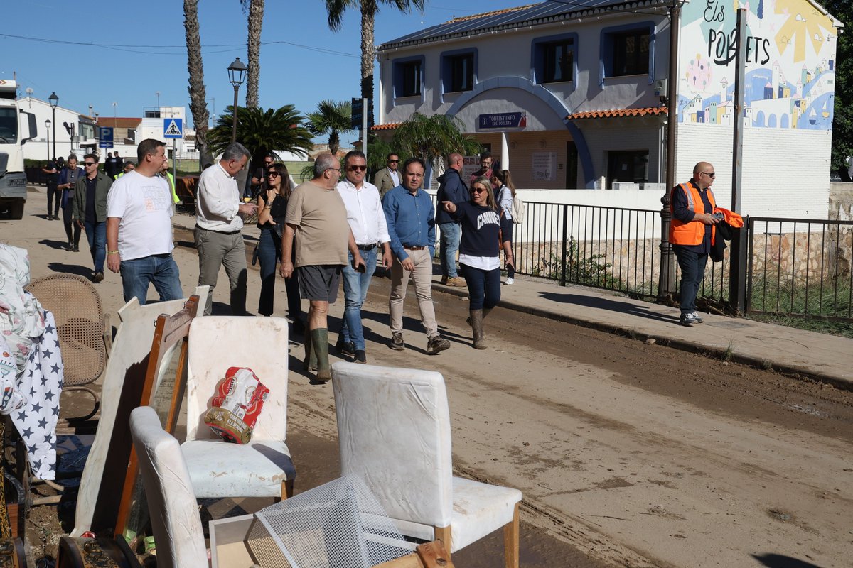 generalitat's tweet photo. 🏘️👥 El president de la Generalitat, @JFPerezLlorca, visita els municipis dels Poblets, Oliva i Sanet i Negrals per a realitzar un seguiment de les labors de neteja i reparació d'espais danyats https://t.co/EAQ7ItSwWh
