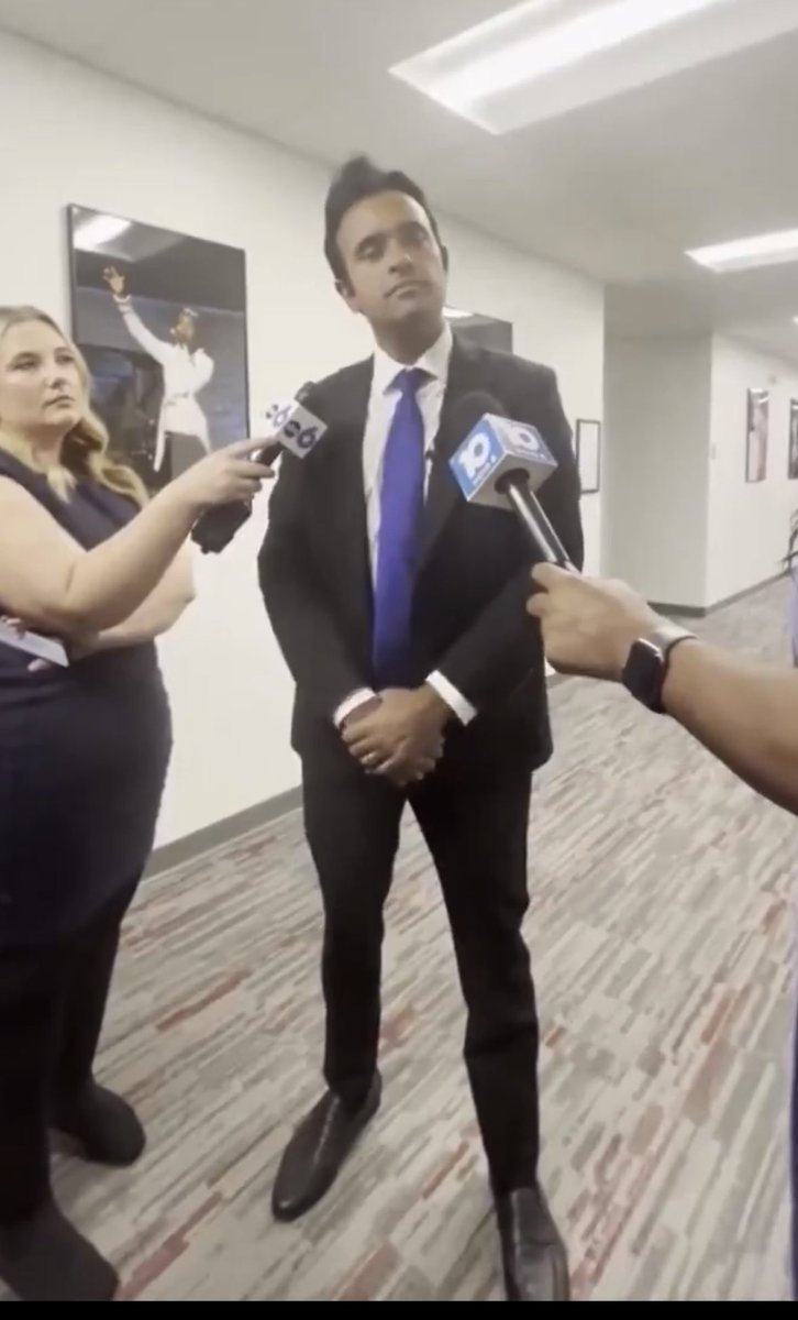 NotSolWalker's tweet photo. The Republicans have lost the script. 

Literally no better than the Democrats at this point. 

We need a NEW party. 

“What can brown do for you” 

ABSOLUTELY NOTHING https://t.co/1OApMn0yFj
