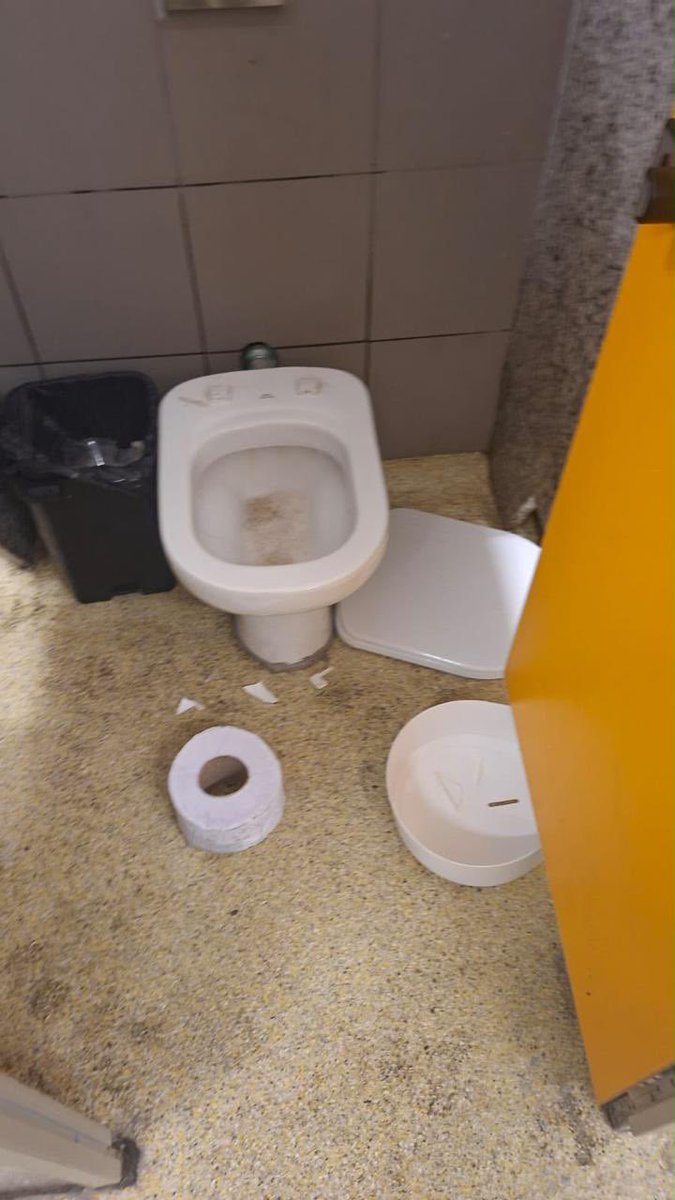 venecasagrande's tweet photo. Mais registros dos danos causados pela torcida do Vasco na eliminação para o Boca Juniors. A gestão do Maracanã ainda contabiliza o prejuízo. O próximo jogo no estádio é amanhã (Flamengo x Estudiantes). https://t.co/HSXMsU92AL