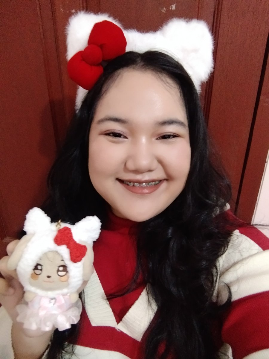 PutriMargaret03's tweet photo. 𝑀𝑎𝑡𝑐ℎ𝑖𝑛𝑔 ℎ𝑒𝑙𝑙𝑜 𝑘𝑖𝑡𝑡𝑦 𝑤𝑖𝑡ℎ 𝑚𝑦 𝑚𝑎𝑟𝑐ℎ 𝑏𝑜𝑦 🤍🎀

#ATSD #AtinySelcaDay 
#ATEEZ #에이티즈
#ATINY #에이티니 
#YUNHO #윤호 
#JEONGYUNHO #정윤호 https://t.co/9UtyHbxPOz