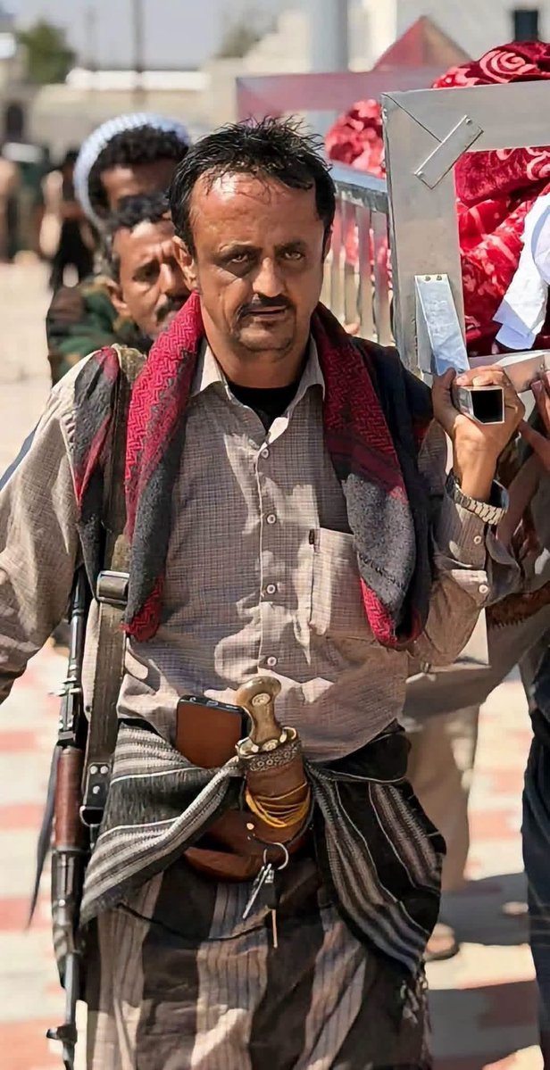 KKDD3's tweet photo. هل يعتقد الحوثي أن مثل هذا الرجل الذي يحمل ابنه نحو القبر، ومعه ستدفن مشاعره وأحاسيسه، سيترك ثأره؟
شبوة لا تسنى ولا تسامح https://t.co/30OS7hNl5v