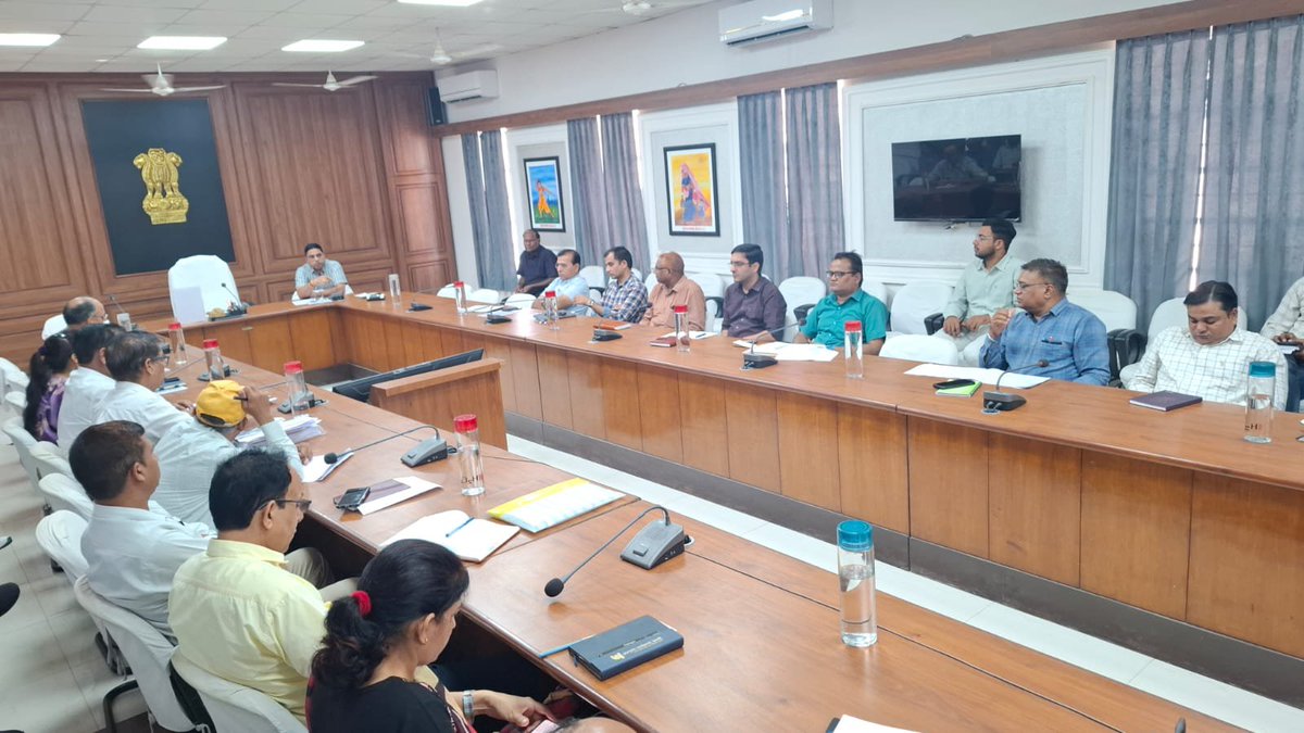 DcDmSikar's tweet photo. साप्ताहिक समीक्षा बैठक आयोजित, लंबित प्रकरणों के शीघ्र निस्तारण के दिए निर्देश
#sikar 
https://t.co/Crp6XV972d
@AshishModiIAS 
@DIPRRajasthan 
@RajCMO https://t.co/kl6fXGQsxG