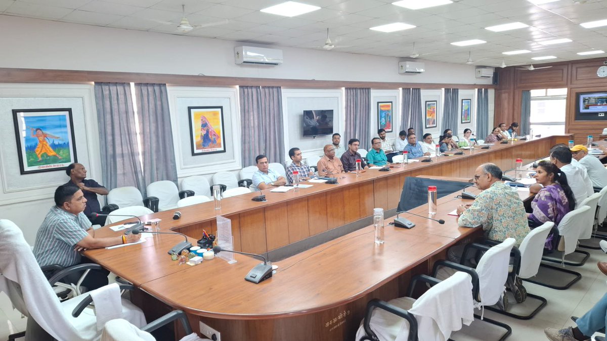 DcDmSikar's tweet photo. साप्ताहिक समीक्षा बैठक आयोजित, लंबित प्रकरणों के शीघ्र निस्तारण के दिए निर्देश
#sikar 
https://t.co/Crp6XV972d
@AshishModiIAS 
@DIPRRajasthan 
@RajCMO https://t.co/kl6fXGQsxG