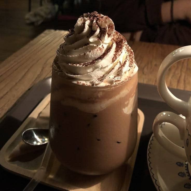 lassybees's tweet photo. hot chocolate date https://t.co/7FjjIVxDuU