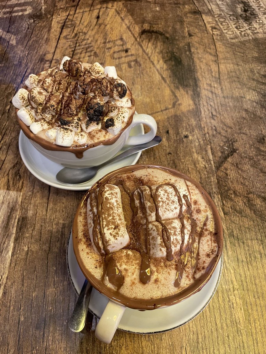 lassybees's tweet photo. hot chocolate date https://t.co/7FjjIVxDuU